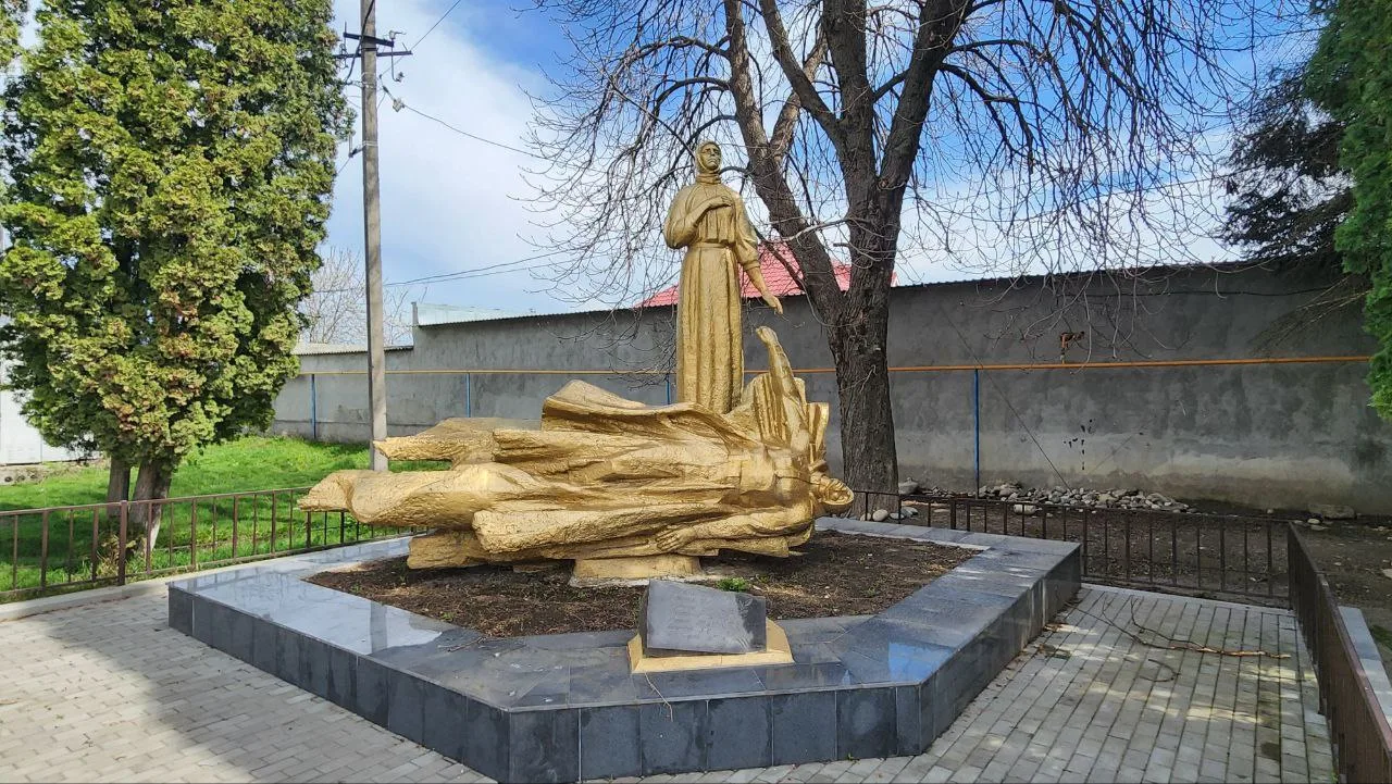 Памятники Баксана. Памятник «Скорбящая мать». Братская могила.