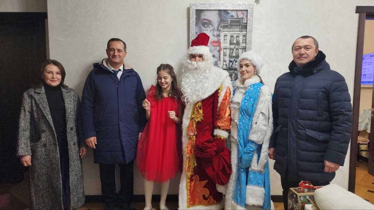 Хачим Мамхегов исполнил новогодние желания своих юных друзей